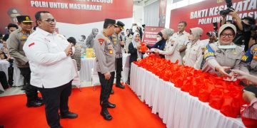 Pemeriksaan Gratis, Kapolri Serahkan Paket Kesehatan Untuk Pekerja