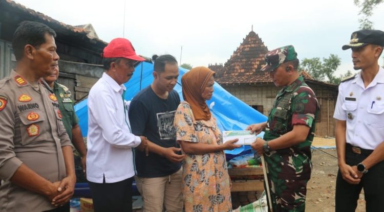 Dandim 0718/Pati dan Baznas Serahkan Bantuan ke Korban Kebakaran