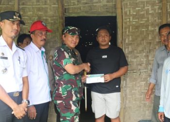 Dandim Pati Serahkan Stimulan dan Instruksikan Rehab Rumah
