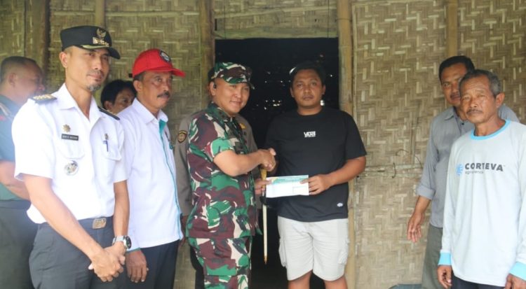 Dandim Pati Serahkan Stimulan dan Instruksikan Rehab Rumah
