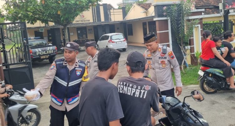 Polsek Kayen Tebar Berkah Ramadan, 250 Takjil Dibagikan