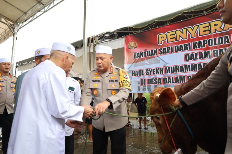 Bentuk Solidaritas, Kapolda Kalsel Serahkan Lima Ekor Sapi