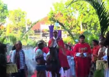 Ribuan Umat Padati Perayaan Minggu Palma Bernuansa Adat di Singaraja