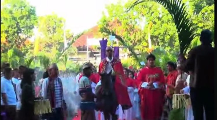 Ribuan Umat Padati Perayaan Minggu Palma Bernuansa Adat di Singaraja