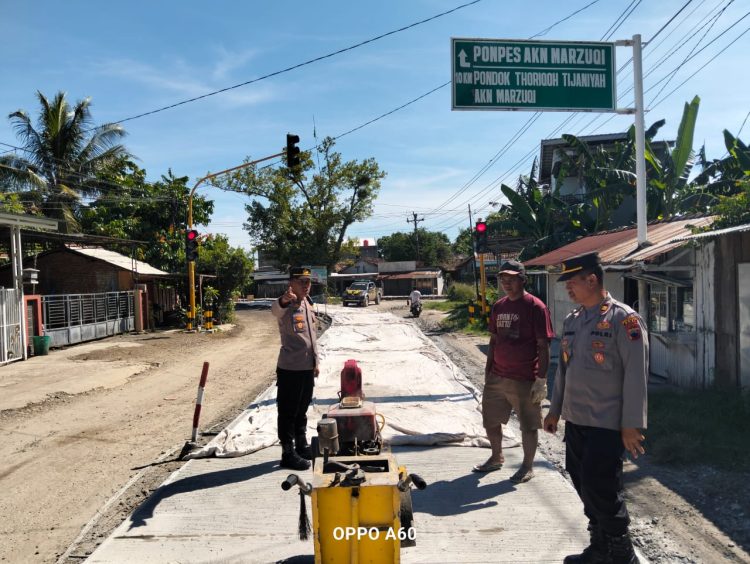 Polisi Kawal Pengecoran Jalan Tayu – Dukuhseti, Demi Keselamatan Pengguna Jalan