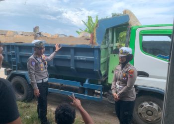 Truk Bermuatan Berat Acak – Acak Jalan Tayu, Satlantas Pati Turun Tangan