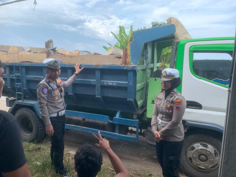 Truk Bermuatan Berat Acak – Acak Jalan Tayu, Satlantas Pati Turun Tangan