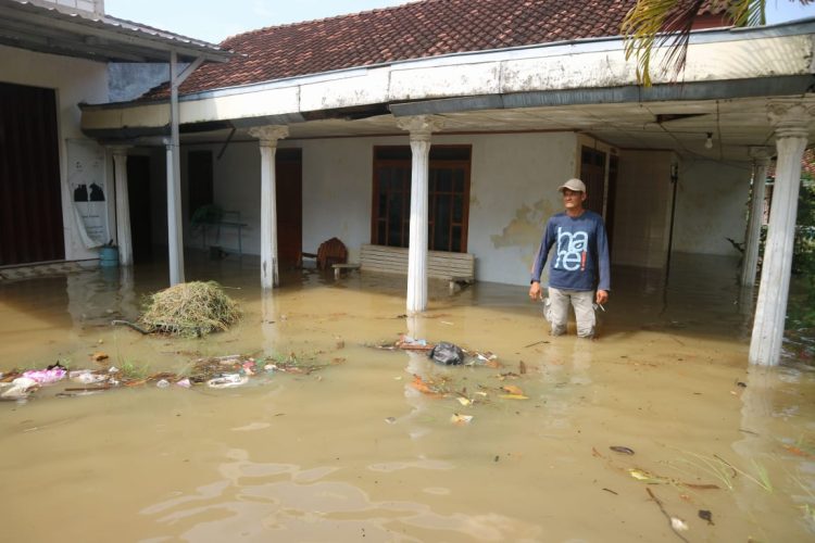 Kebutuhan Logistik di Harapkan, Warga Tunggulsari Bertahan Dalam Banjir