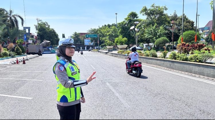 Enam Srikandi Satlantas Pati Kawal Lalin