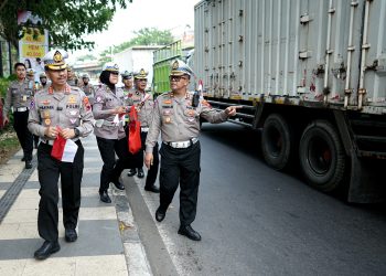 Polantas Menyapa, Polisi Berikan Bendera dan Nasi Kotak