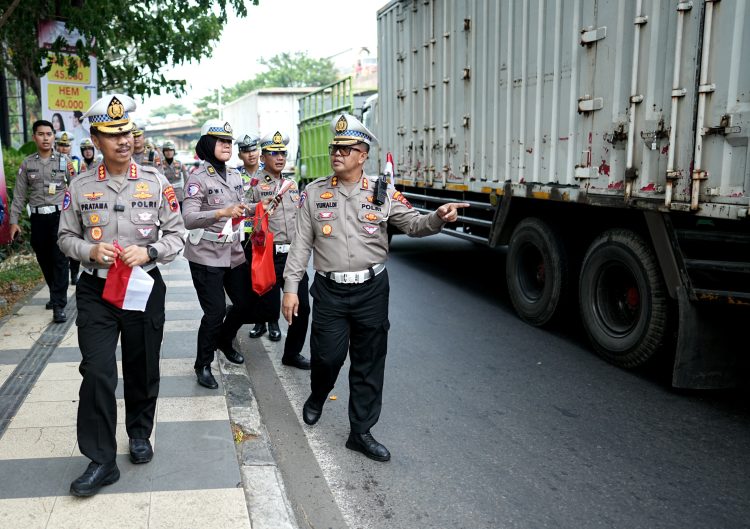 Polantas Menyapa, Polisi Berikan Bendera dan Nasi Kotak