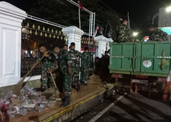 Gotong Royong TNI dan Warga Pulihkan Pati, Pasca Unjuk Rasa
