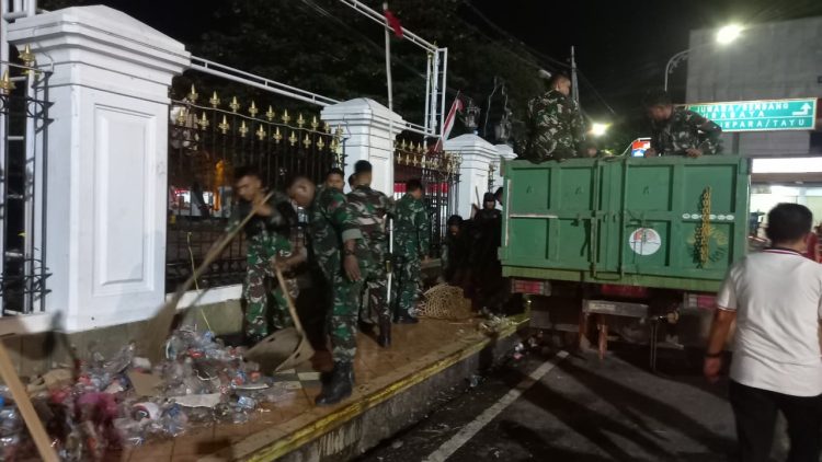 Gotong Royong TNI dan Warga Pulihkan Pati, Pasca Unjuk Rasa