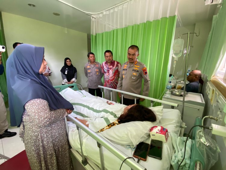 Usai Kerusuhan, Kapolresta Pati Besuk Korban Aksi dan Kapolsek Pati Kota