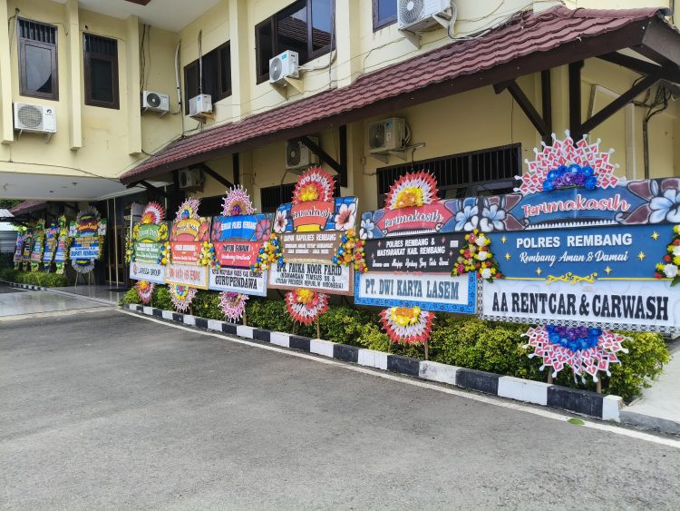 Ratusan Karangan Bunga Penuhi Polres Rembang, Simbol Apresiasi Masyarakat