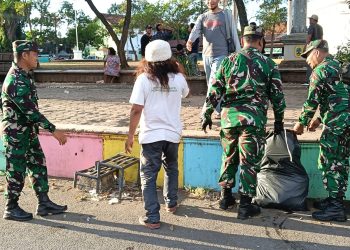 Pasca Aksi Demo, TNI – Polri Kompak Bersihkan Sampah