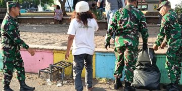 Pasca Aksi Demo, TNI – Polri Kompak Bersihkan Sampah