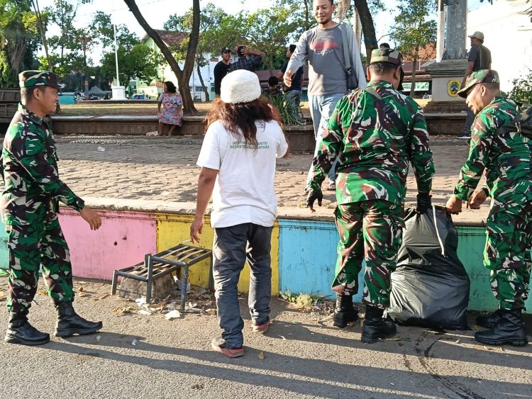 Pasca Aksi Demo, TNI – Polri Kompak Bersihkan Sampah