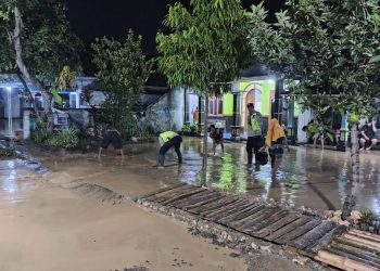 Warga Srikaton Terdampak Luapan Sungai, Polsek Kayen Respons Cepat