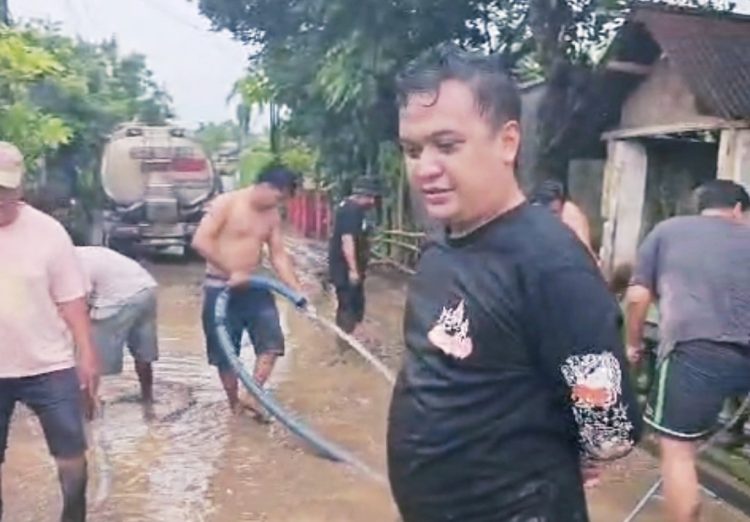 Aksi Nyata Kepedulian, Bos JL Turun Langsung Bantu Warga Dengkek Pasca Banjir