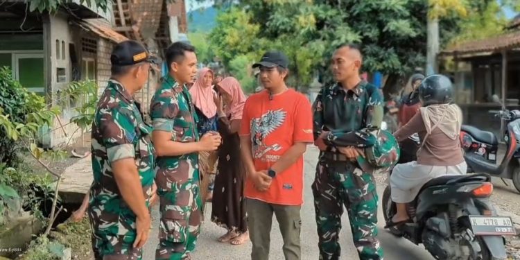 TNI dan Warga Pacing Bersatu, Lingkungan Bersih Terwujud Lewat Karya Bakti Yonif TP 888/SS