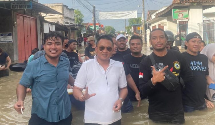 Banjir Landa Pati Timur ! Fraksi Partai Demokrat Bagikan Ratusan Nasi Bungkus