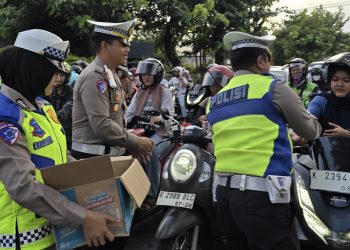 Humanis Polisi Tuai Pujian Warga, Kasat Lantas Kudus Berbagi Ratusan Takjil