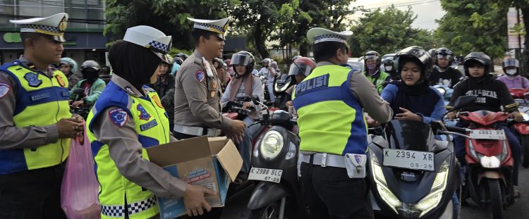 Humanis Polisi Tuai Pujian Warga, Kasat Lantas Kudus Berbagi Ratusan Takjil