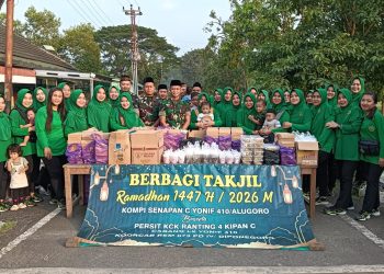 Humanis di Bulan Ramadan, Prajurit Yonif 410/Alugoro Bagikan 2.500 Takjil ke Pengendara