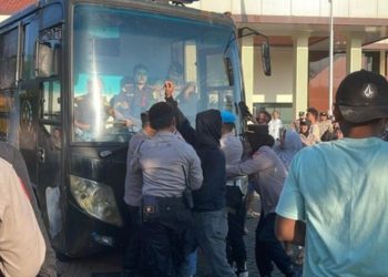 PN Pati Ricuh, Massa Hadang Mobil Tahanan Terdakwa Anak