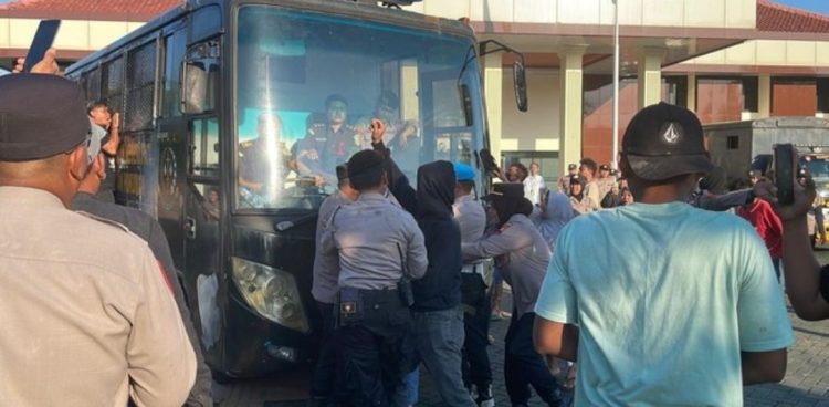 PN Pati Ricuh, Massa Hadang Mobil Tahanan Terdakwa Anak