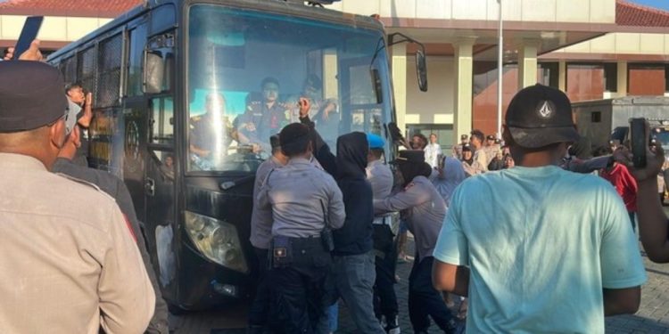 PN Pati Ricuh, Massa Hadang Mobil Tahanan Terdakwa Anak