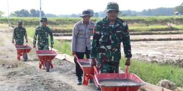 Betonisasi Jalan Pertanian di Godo Dikerjakan Bareng TNI – Polri dan Warga