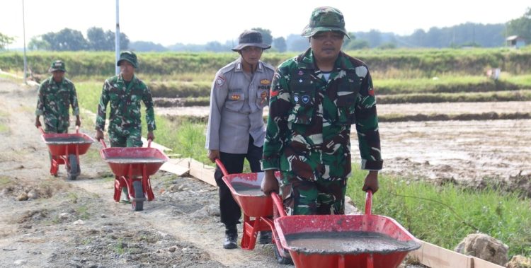 Betonisasi Jalan Pertanian di Godo Dikerjakan Bareng TNI – Polri dan Warga